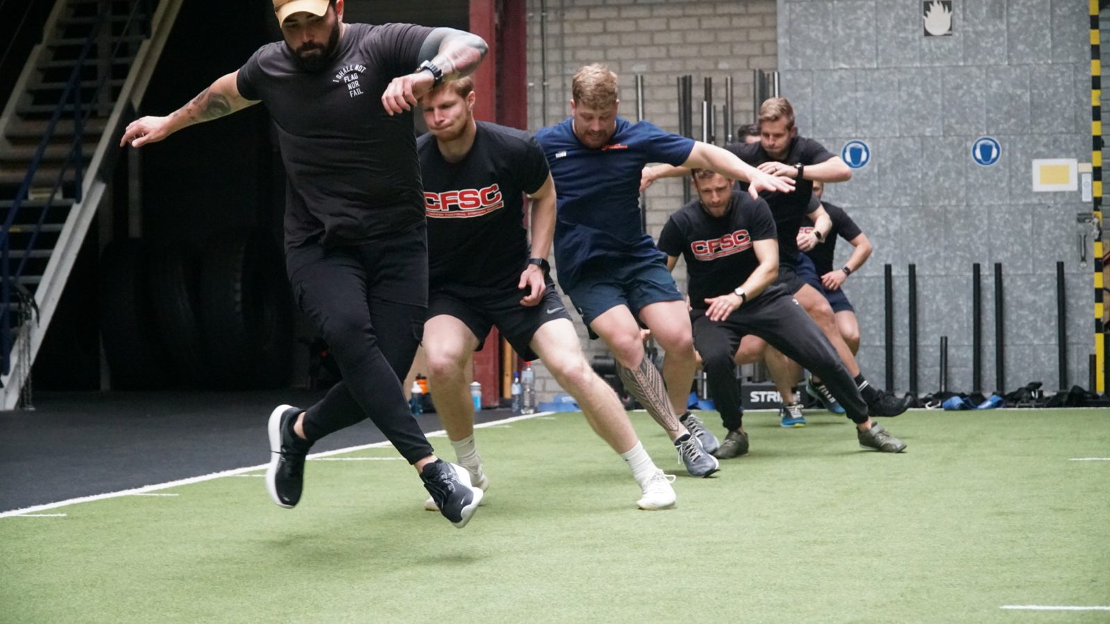 Groep sporters in explosieve sprintstart tijdens training